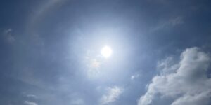 青空に映る太陽と光の輪（ハロ現象）