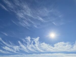 悩みから解放され、安心感と晴れやかさを表現した心理カウンセリングのイメージ写真（青空と雲）