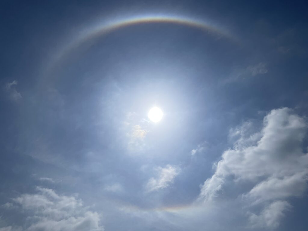 青空に広がる太陽の光輪。穏やかな光が雲を包み込み、心が少しずつ晴れていくような風景。母娘関係や自己否定に悩む方が、安心して話せるオンラインカウンセリング「こころリセット・カウンセリング」を表現したイメージ写真。
